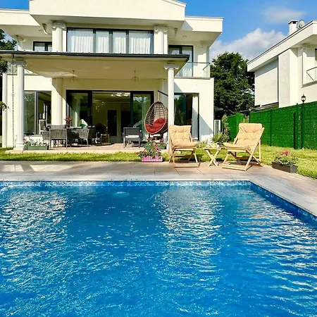 Very Stylish With Heated Pool On Baghdad Street *