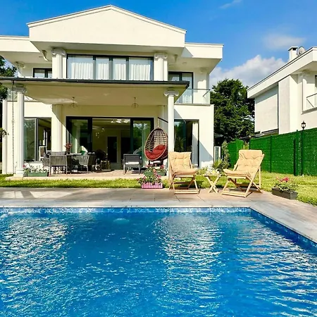 Very Stylish With Heated Pool On Baghdad Street Villa