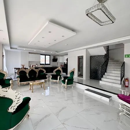 Very Stylish With Heated Pool On Baghdad Street