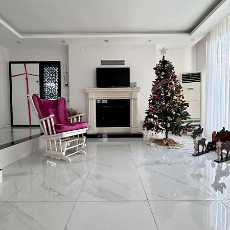 Very Stylish With Heated Pool On Baghdad Street Villa