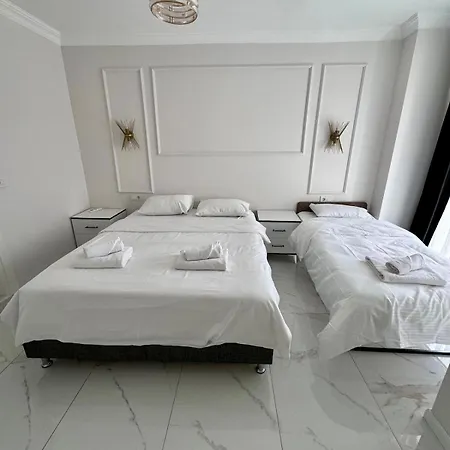 Very Stylish With Heated Pool On Baghdad Street *